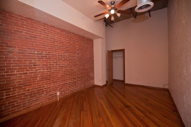 Building Photo - Market 102