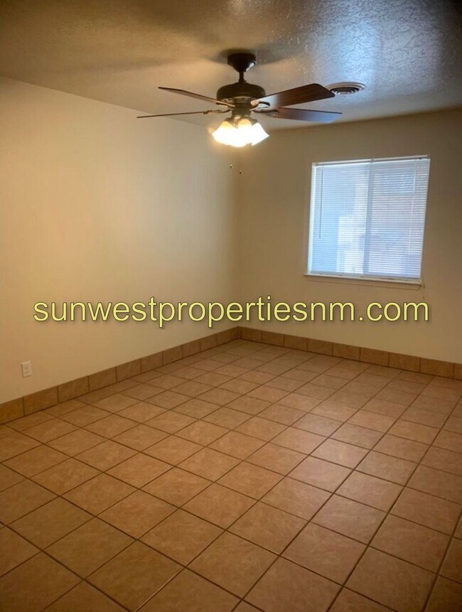 Building Photo - 820 Vine Ave