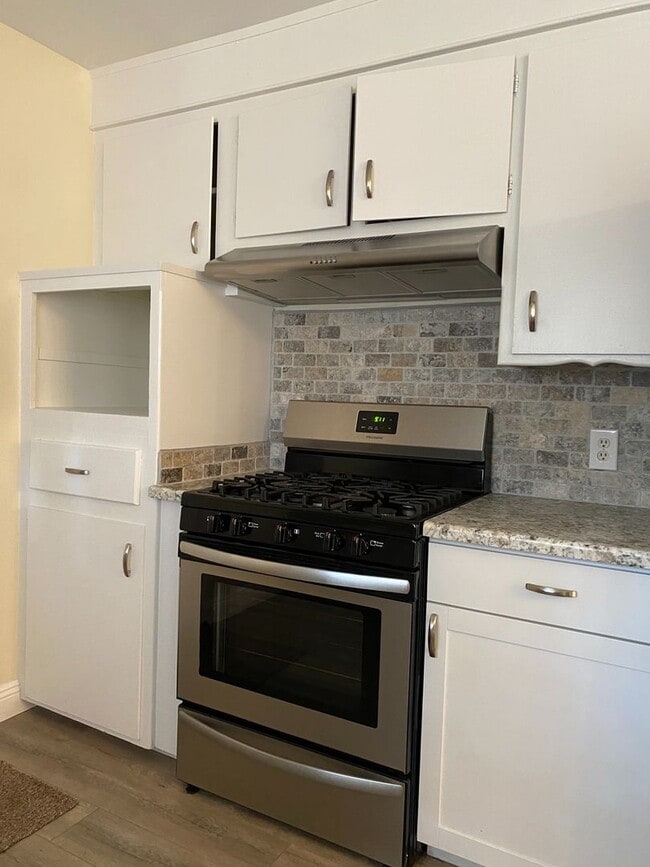 Building Photo - Your Next Chapter Starts Here - Convenient Redding Location!