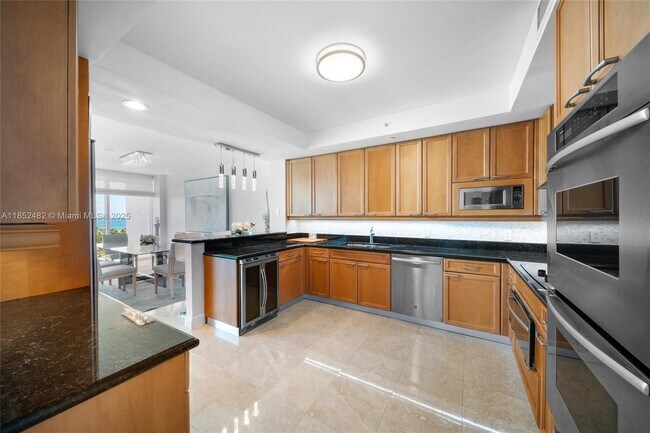 Building Photo - 20201 E Country Club Dr