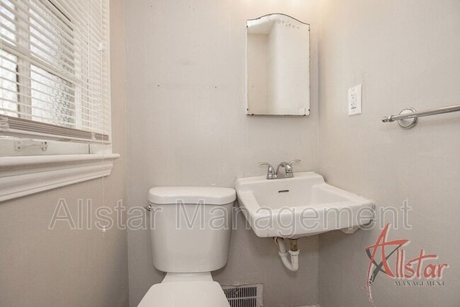 Building Photo - 3575 Grosvenor Rd
