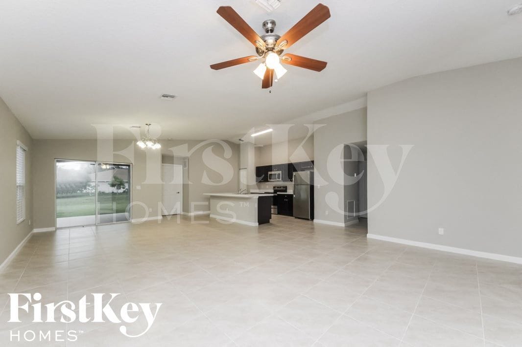 Building Photo - 797 SW Hillsboro Cir