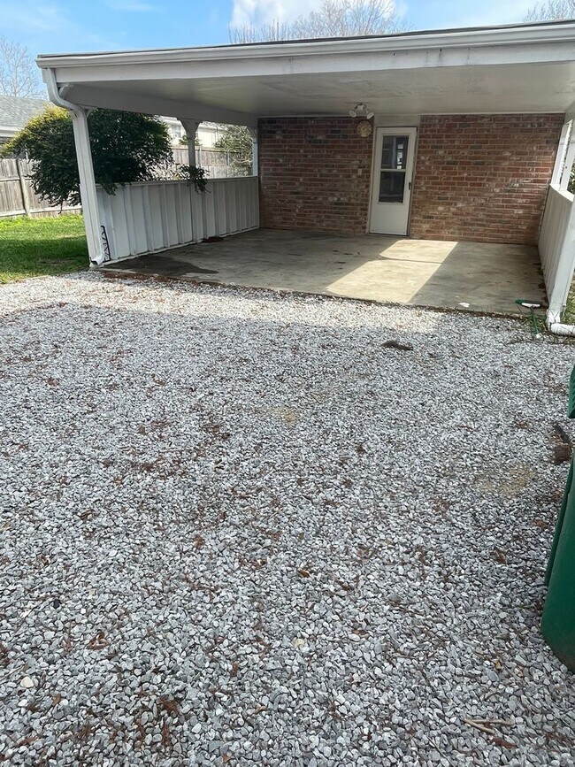 Building Photo - Spacious 4BD Home in Metairie, with Driveway and HUGE Fenced in Backyard