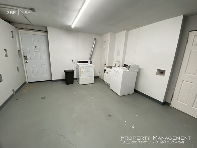 Building Photo - Large Brand New Corner Unit Remodeled 2-Be...