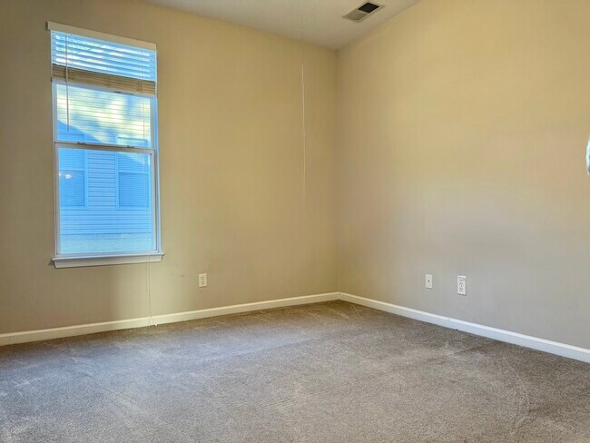 Building Photo - 104 Sunflower Pl