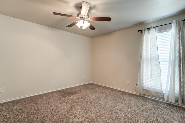 Building Photo - Quincy Park Beauty- Available Now