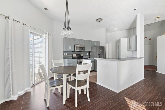 Building Photo - 5033 Beech Ct