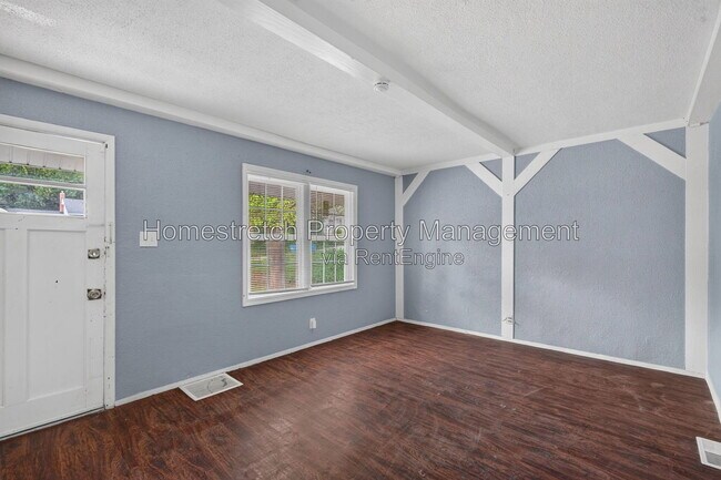 Building Photo - 452 Bluff Dr