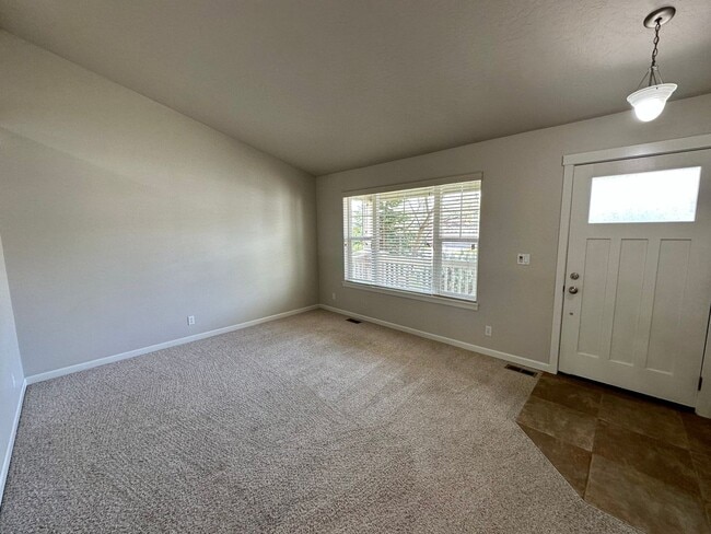 Building Photo - LARGE SINGLE FAMILY HOME ON CORNWALL (RPM#220)