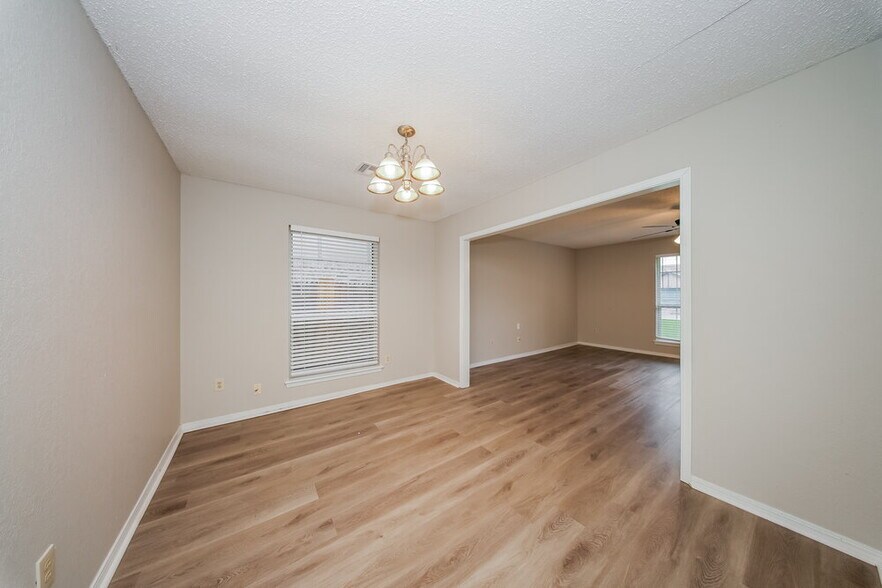 Building Photo - 11032 N Eagle Ln