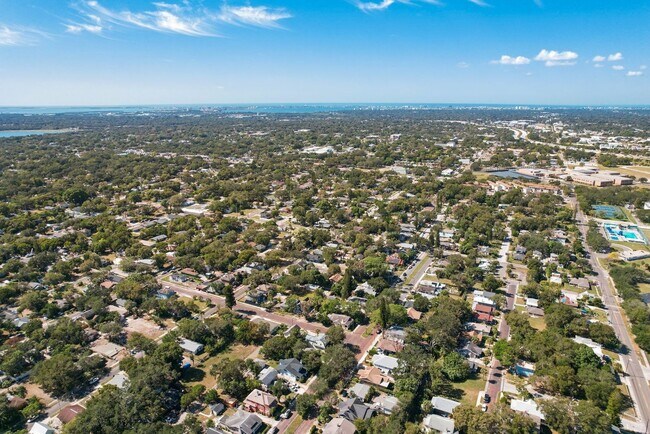 Building Photo - Cute 2bdrm/1bath Bungalo ** Section 8 OK ** Ready March 15