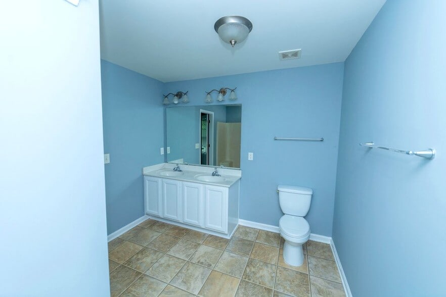 Building Photo - 5815 Weddington Dr