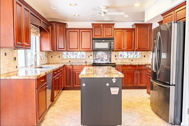 Building Photo - Stunning 4 Bedroom/2.5 Bath Home In Phoeni...