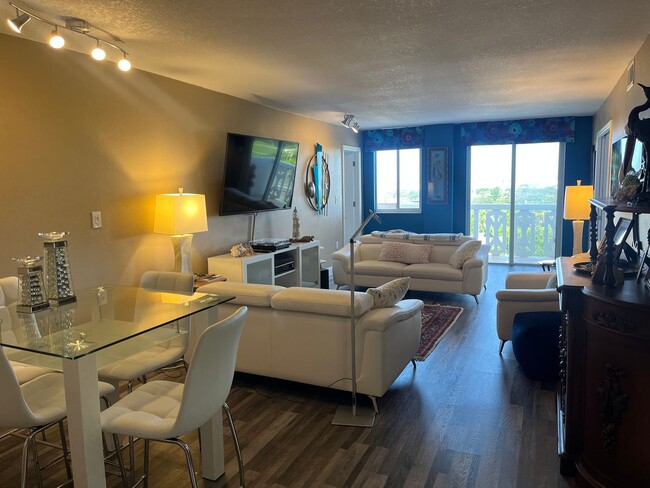 Building Photo - Stunning 2 bed 2 bath condo with terrific ...