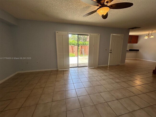 Building Photo - 409 Live Oak Ln