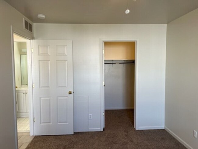 Building Photo - Roseville 8 Unit