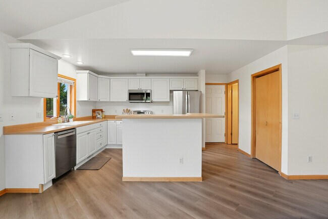 Building Photo - 8 Redtail Ct