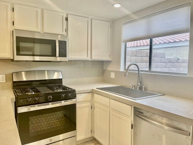Building Photo - Fully Renovated 3-Bedroom Townhome in Gate...