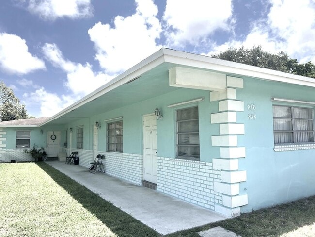 Building Photo - 886 NE 35th St