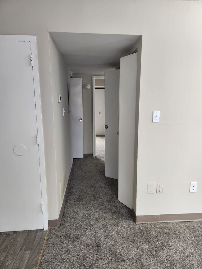 Building Photo - Spacious Two Bedroom Apartment Home Availa...
