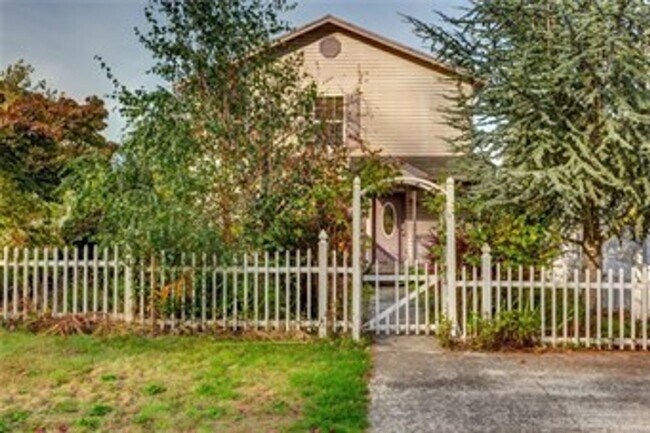 Building Photo - PRELEASING: 4 bdrm/1.5 bath house near WWU Park-N-Ride