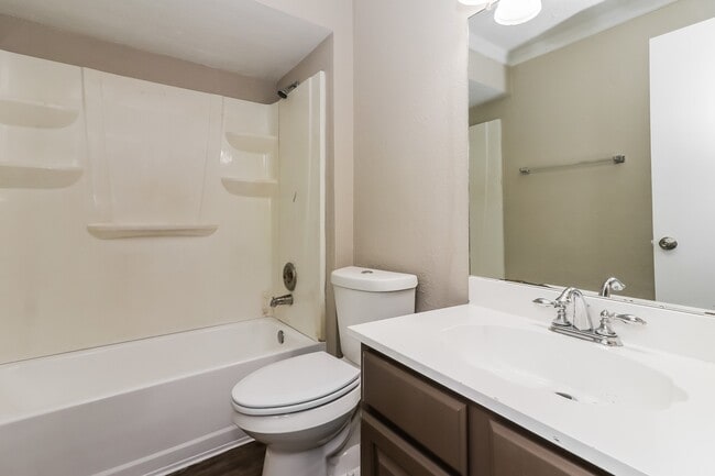 Building Photo - 15310 Meadow Village Dr