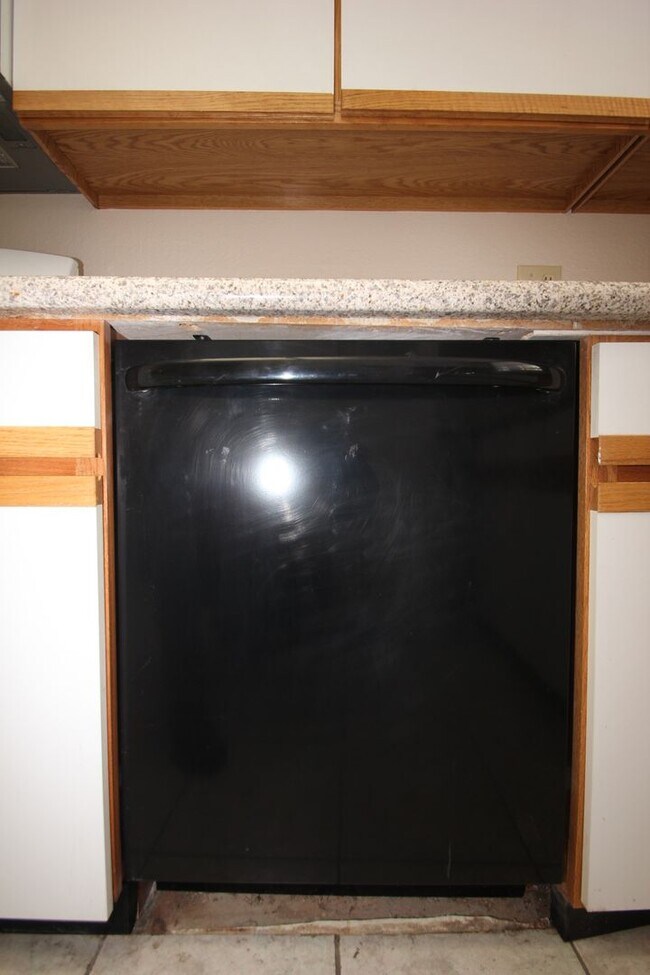 Building Photo - Lovely 2 Bed 2 Bath Downstairs Condo in Gr...