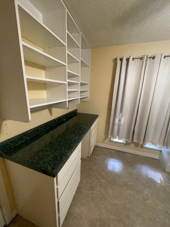 Building Photo - Gorgeous 3 Bedroom Home with Sunroom and Bonus Room!