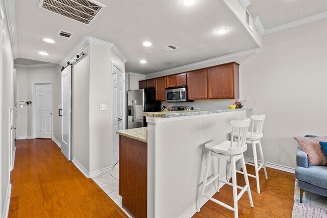 Building Photo - 305 E 31st St
