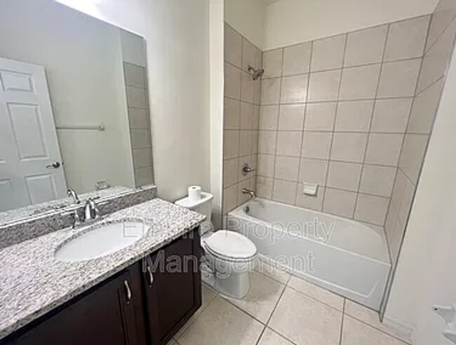 Building Photo - Charming 3 Bed 2 Bath with Screened Lanai in North Port