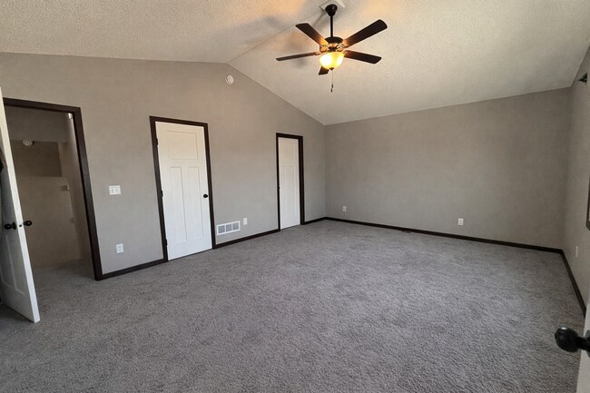 Building Photo - Beautiful 3bed 2bath Including a Master Suite