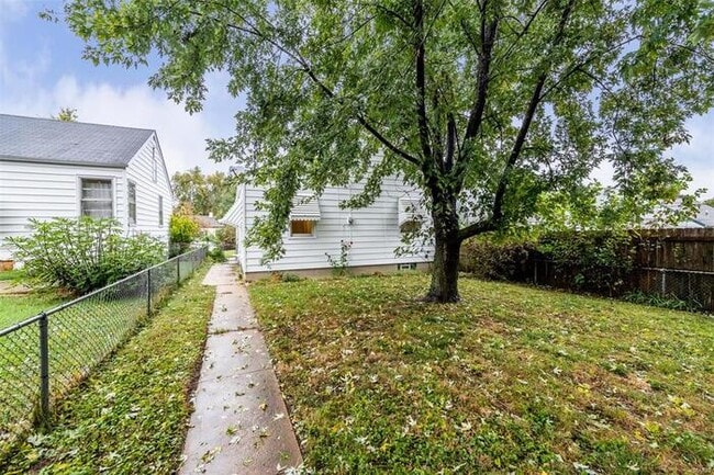 Building Photo - Fantastic 2bd/1ba home! Coming soon!