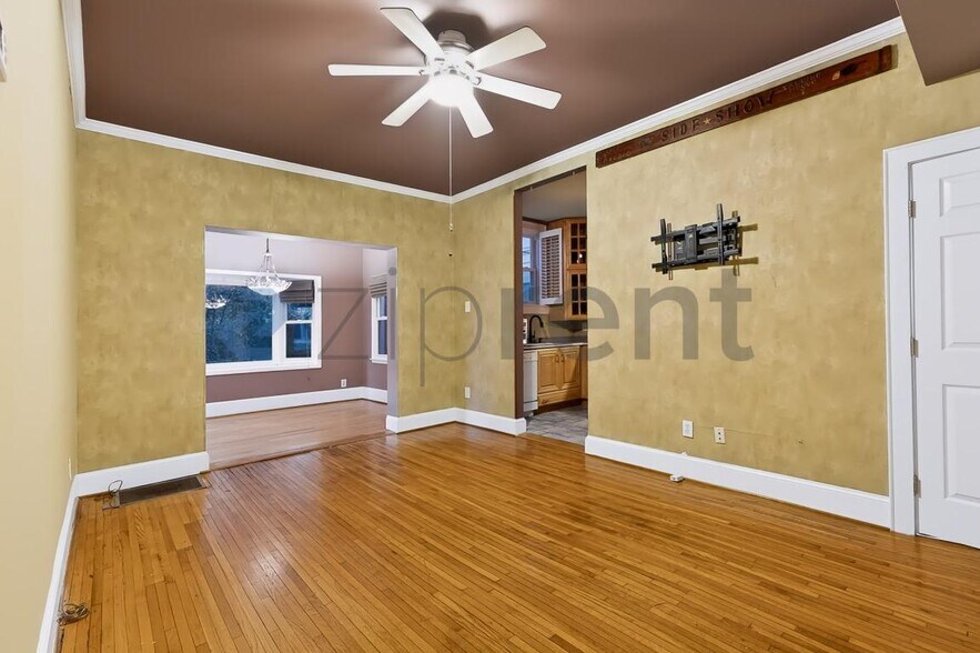 Building Photo - Unit Unit 102
