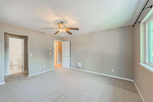 Building Photo - Fantastic location! 2 Bedrooms, 2 Bathroom...