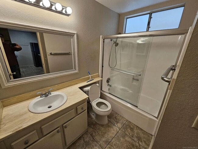 Building Photo - Upstairs 1-Bedroom in Central Location!
