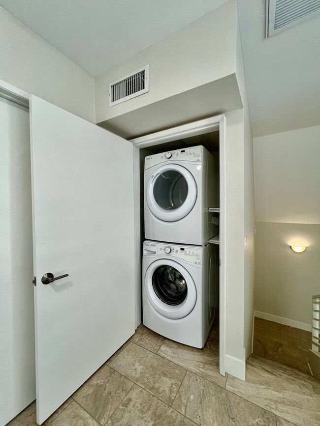 Building Photo - AVAILABLE NOW! 2 Bedroom / 2 Bathroom Cond...