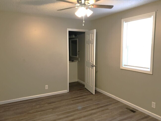 Building Photo - 6558 Kari Dr