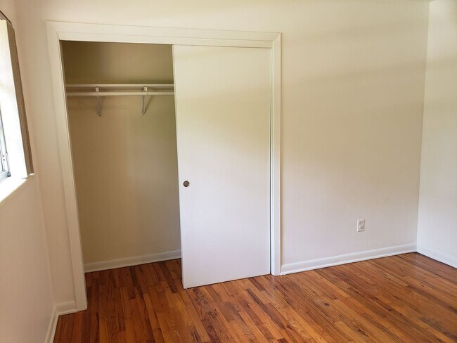 Building Photo - Charming 4 bedroom home for rent close to hospitals with wood floors. Available early August 2026...
