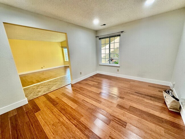 Building Photo - Spacious 4 Bed/2Ba Home in Richmond with Large Backyard!