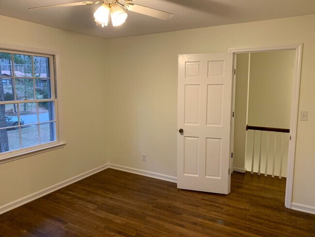 Building Photo - 4 BR 3 BATH in Cedar Creek!