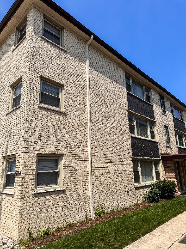 Building Photo - 7344 W Belmont Ave