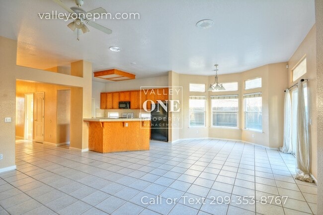 Building Photo - Charming 4 bedroom, 2 bath single story ho...