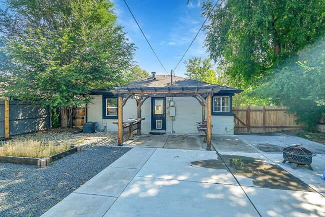 Building Photo - $2,100.00, 2-bed, 1-bath located in Denver.