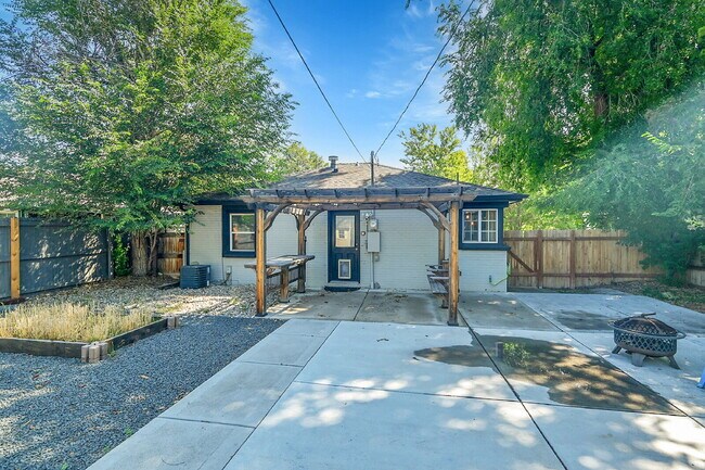 Building Photo - $2,225.00, 2-bed, 1-bath located in Denver.