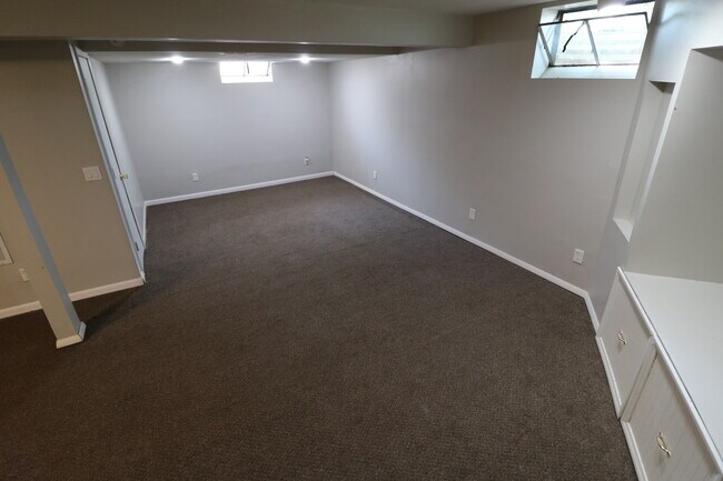 Building Photo - 1409 Thomas Dr