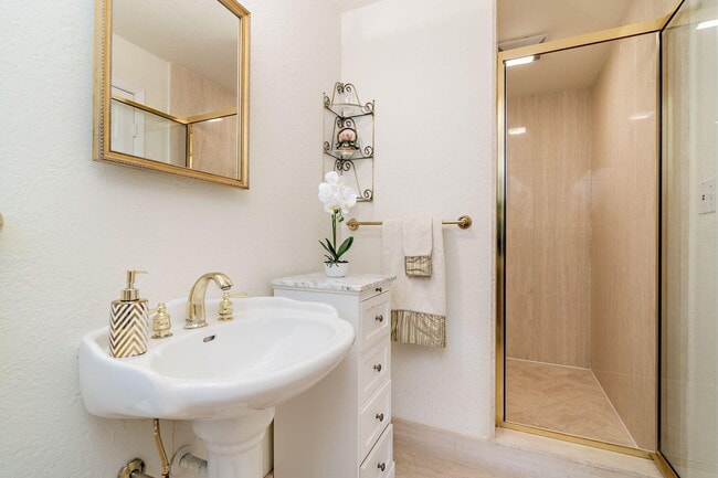 Building Photo - 155 Peruvian Ave