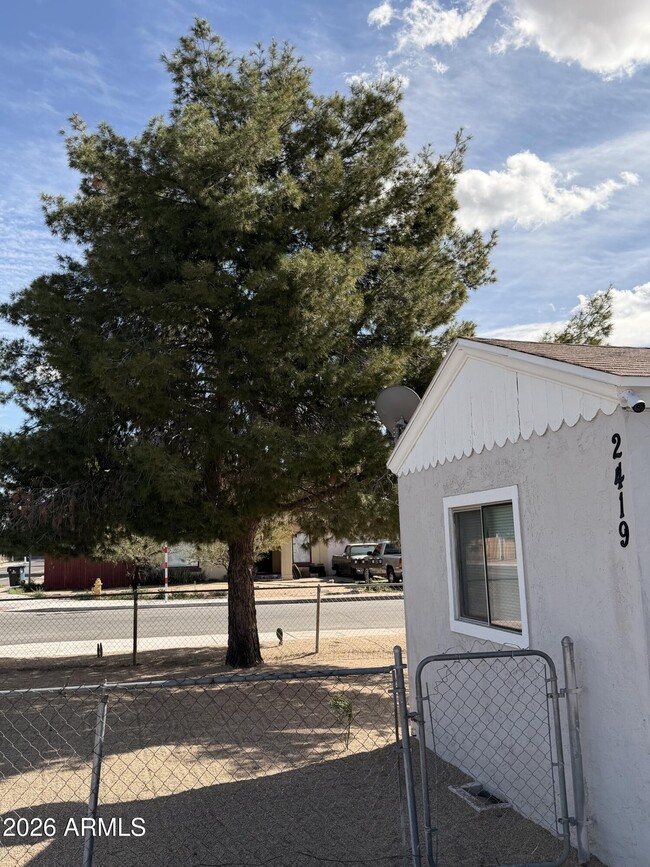 Building Photo - 2419 E Oak St