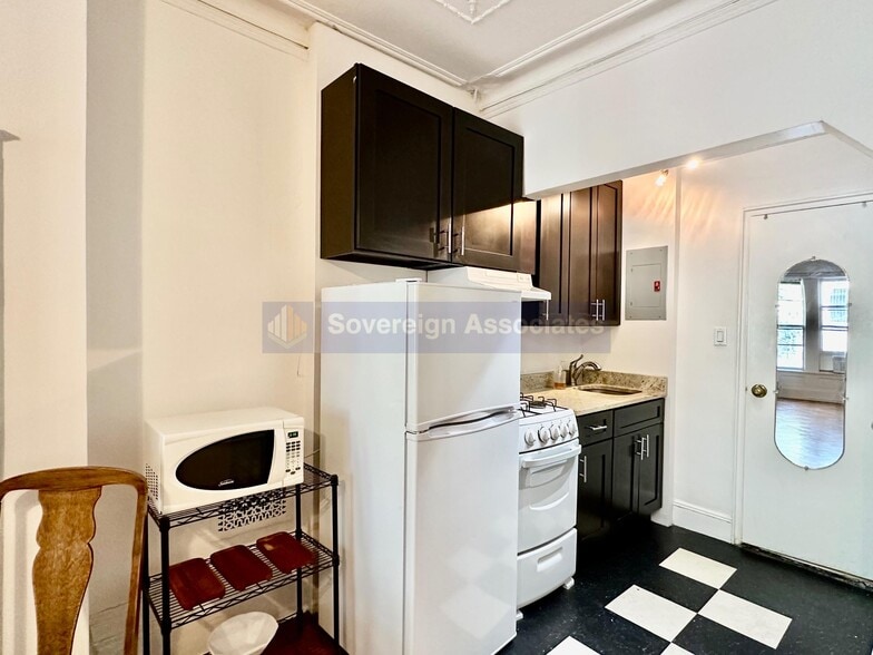 Building Photo - 309 W 107th St