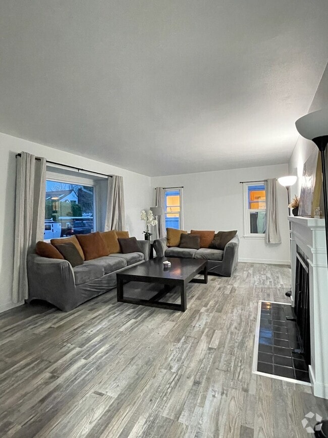 Building Photo - PRICE LOWERED SUMMER SPECIAL - Room #4 for...