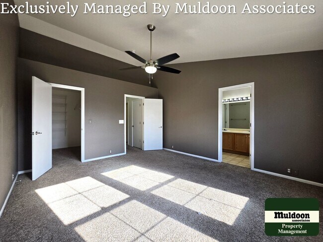 Building Photo - 6017 Ensemble Hts